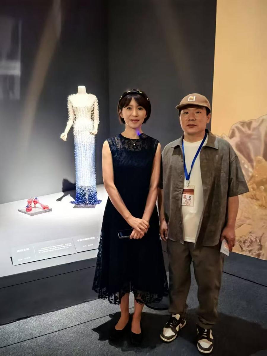 淄博琉璃进国博｜任波：苦练34年，让淄博琉璃站上世界舞台