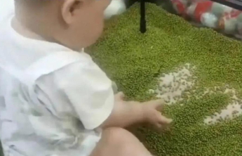 家长将幼儿放绿豆框玩耍致商品下架，该不该赔偿？