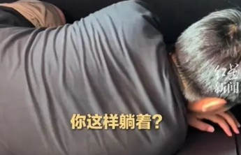 男孩与亲爸后妈远行坐后备箱，不止父亲欠孩子一句道歉