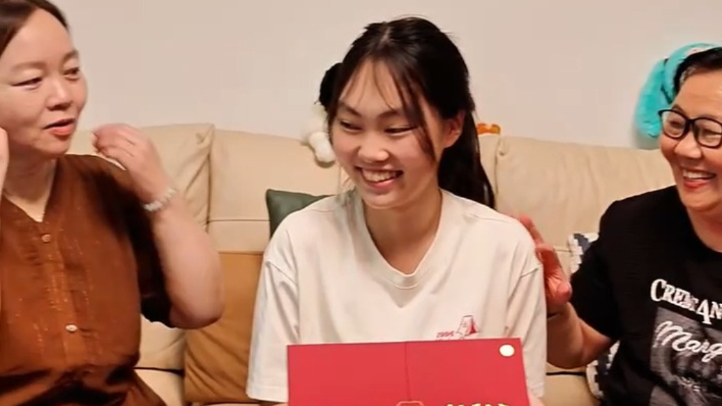 果然视频丨高考录取通知书来了，泰安美女考入北京外国语大学，三年不断努力，最终梦想成真