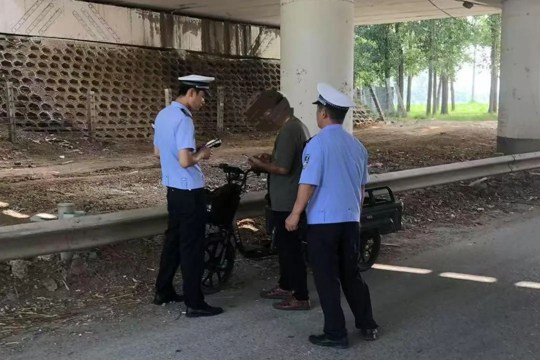 牡丹区交警“拍了拍”你，骑车戴头盔了吗？