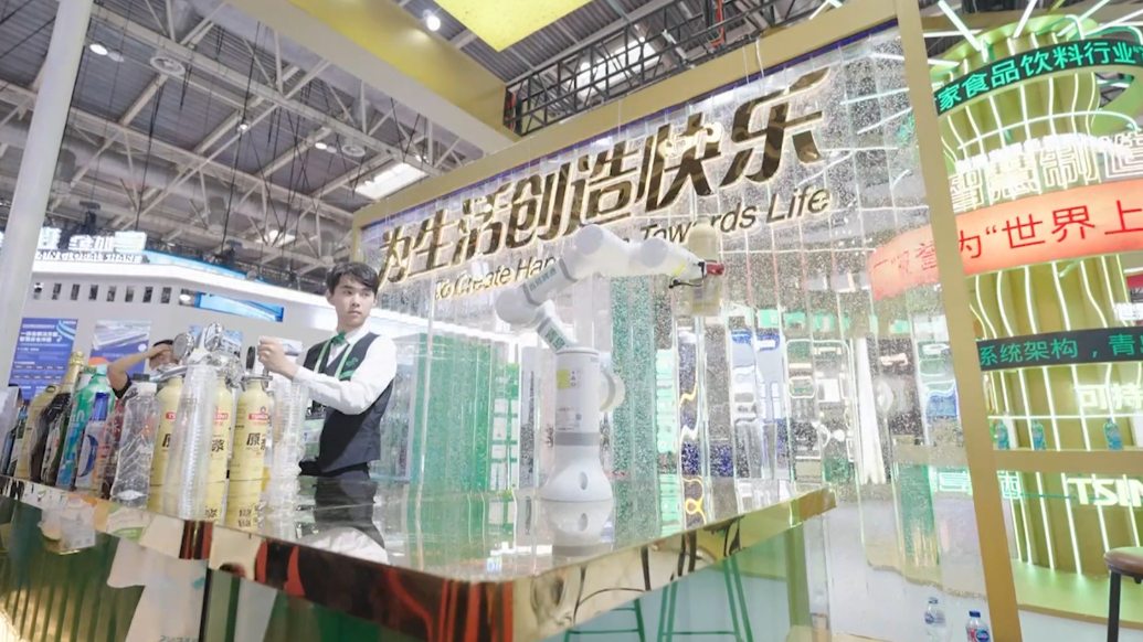 果然视频丨你的“赛博酒搭子”上线！青啤机械臂丝滑倒酒引围观