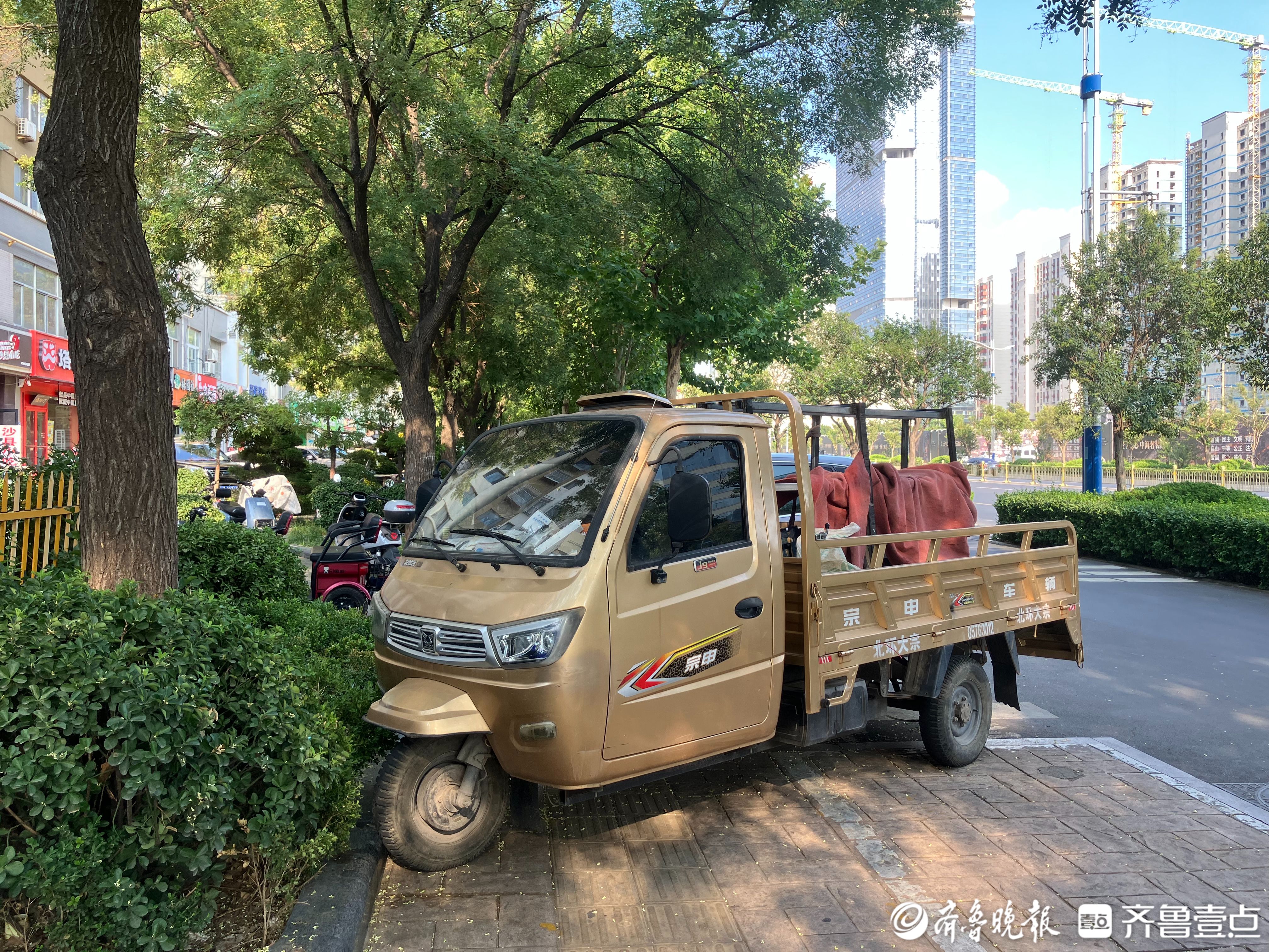 济南槐荫区德兴街小学门口车辆乱停占道，交警：将加强骑警巡逻