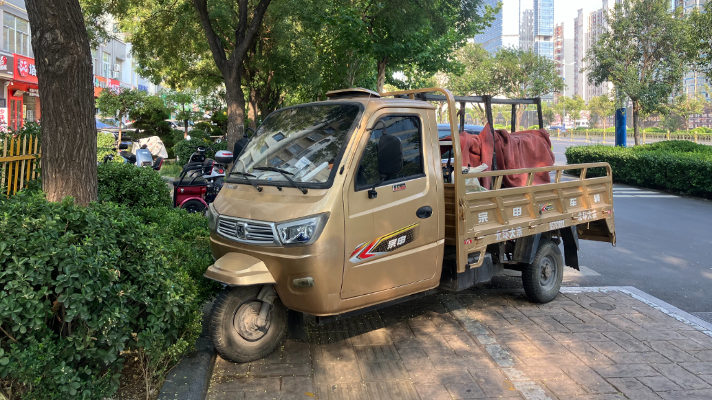 果然视频丨济南德兴街小学门口车辆违停占道，交警：将加强整治