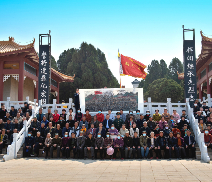 这是一个从胶东小山村走来的红色故事，山东烟台龙口丰仪店村村民世代祭奠抗日无名烈士，83年从未间断。他们曾把烈士葬进祖坟，曾把烈士牌位请到家中供奉，曾把烈士英灵安放进祠堂。村民说：“烈士葬进祖坟，就是我们的亲人！”今年是抗日战争胜利80周年，战争的硝烟虽已弥散，但红色经典故事永续流传。