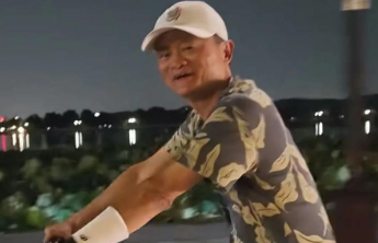马云现身杭州夜游西湖骑行，同款折叠自行车售价1.85万元