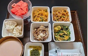 “鸿蒙大酒店”火爆出圈，余承东去吃了还晒了菜单：很有特色
