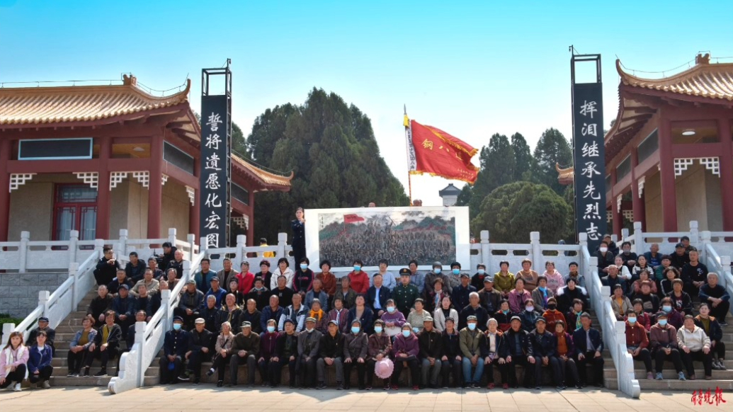 果然视频｜丰仪店村村民与烈士画像合影，亲人团聚就叫“全家福”