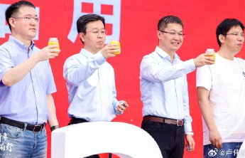 小米深圳大厦今日开园，卢伟冰现身，现场喝小米粥