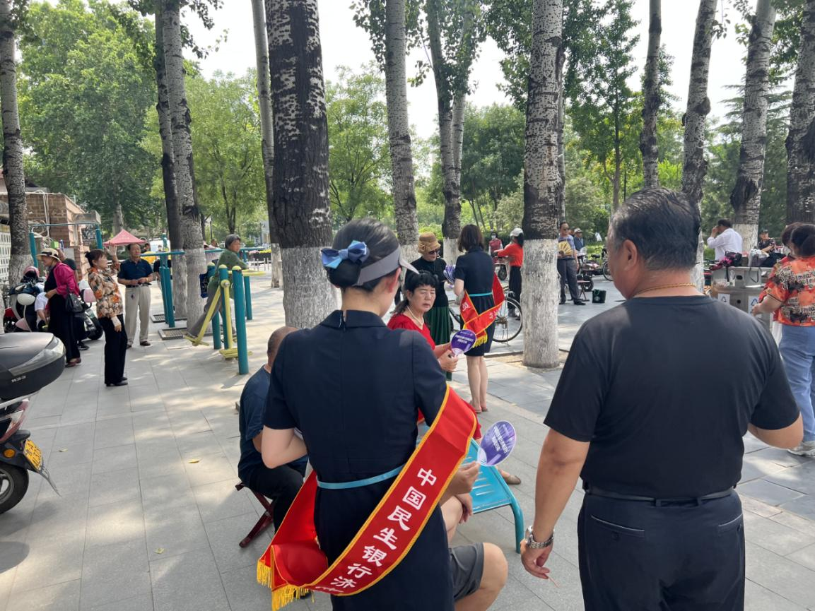 民生银行济南历城支行开展“吹响消保金号角”主题宣传活动