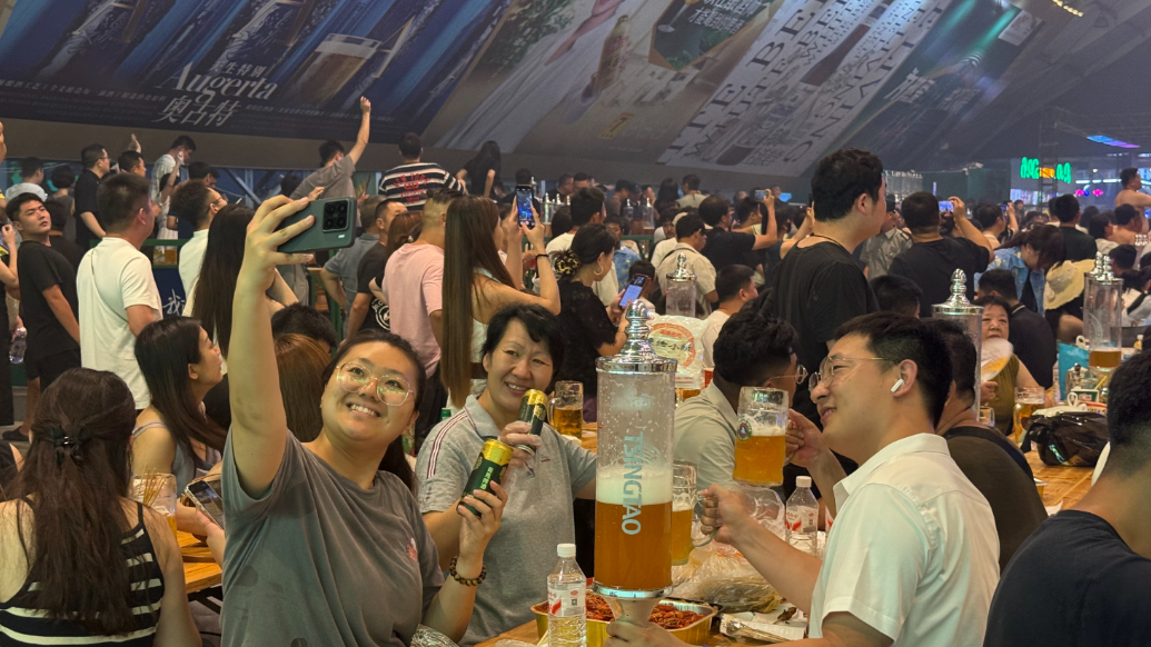 果然视频丨青岛啤酒大篷人鼓了！碰杯、欢唱、摇摆节日氛围拉满