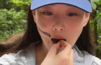 演员张馨予到西双版纳旅游时生吃蚂蚁，网友疑惑“能吃吗”，专家：有人用它做菜肴