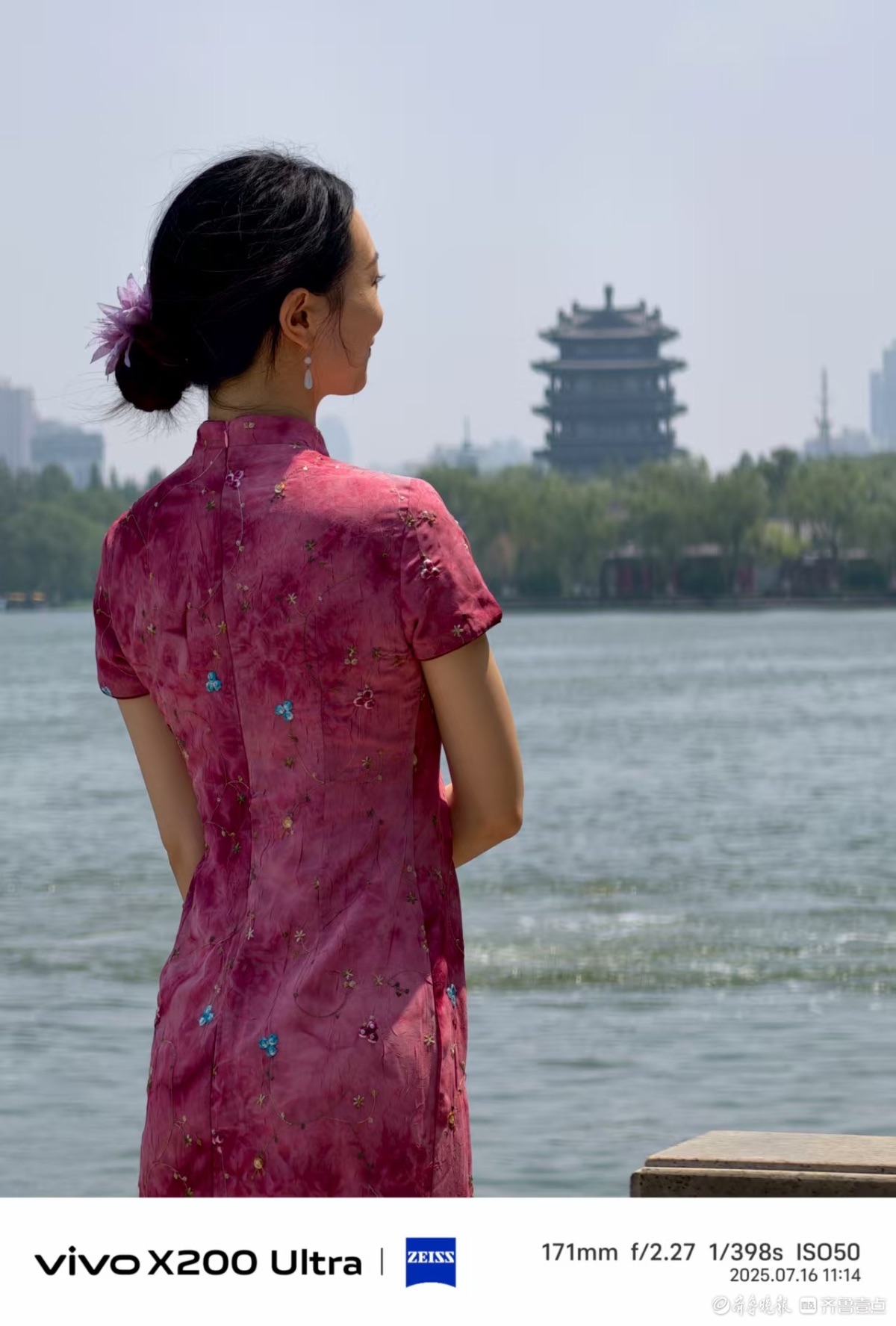 游客争相打卡夏日明湖，我在记录