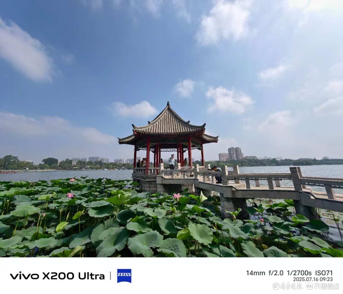游客争相打卡夏日明湖，我在记录
