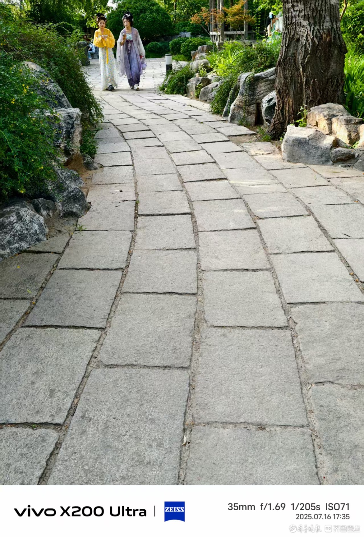 游客争相打卡夏日明湖，我在记录