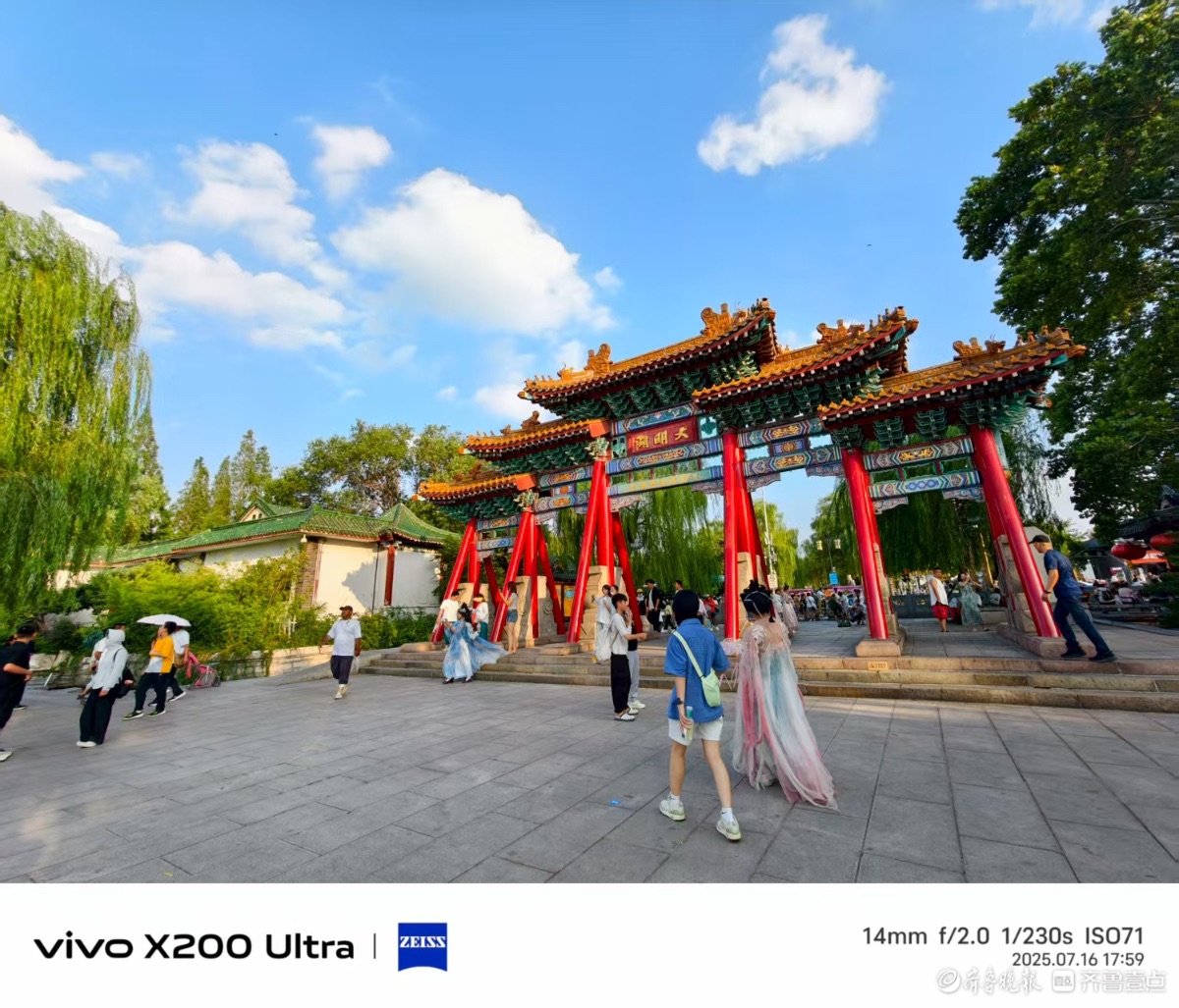 游客争相打卡夏日明湖，我在记录