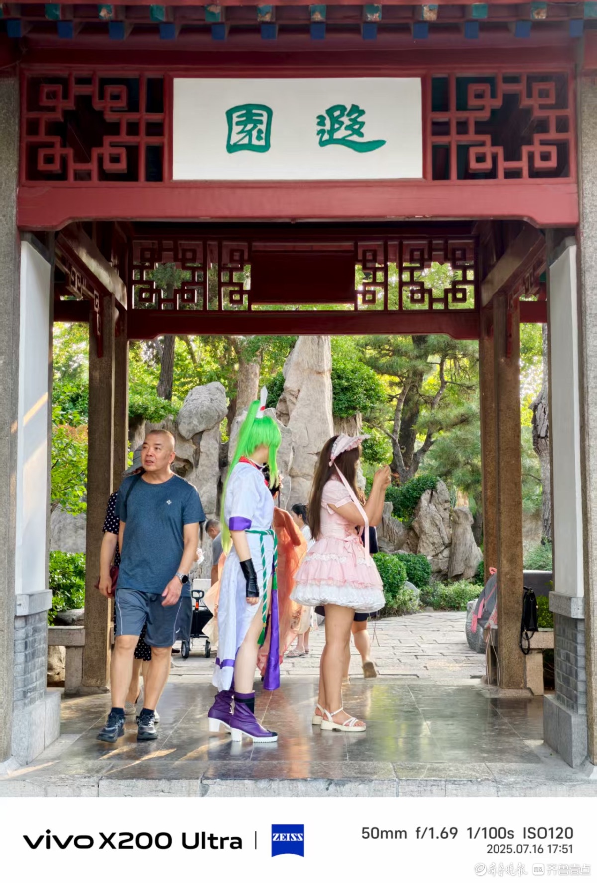 游客争相打卡夏日明湖，我在记录
