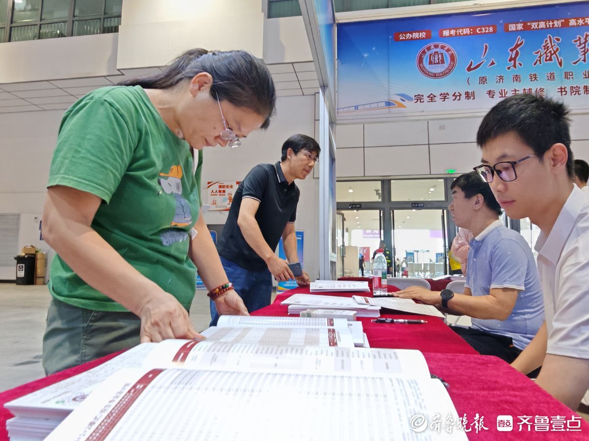 2025山东高招会火爆开场，招生老师刚就位就围满考生和家长