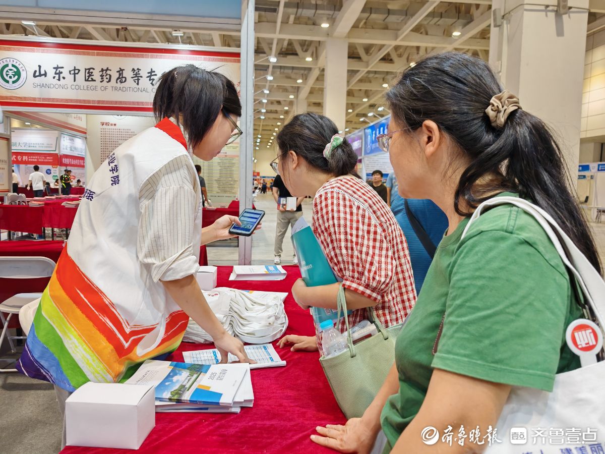 2025山东高招会火爆开场，招生老师刚就位就围满考生和家长