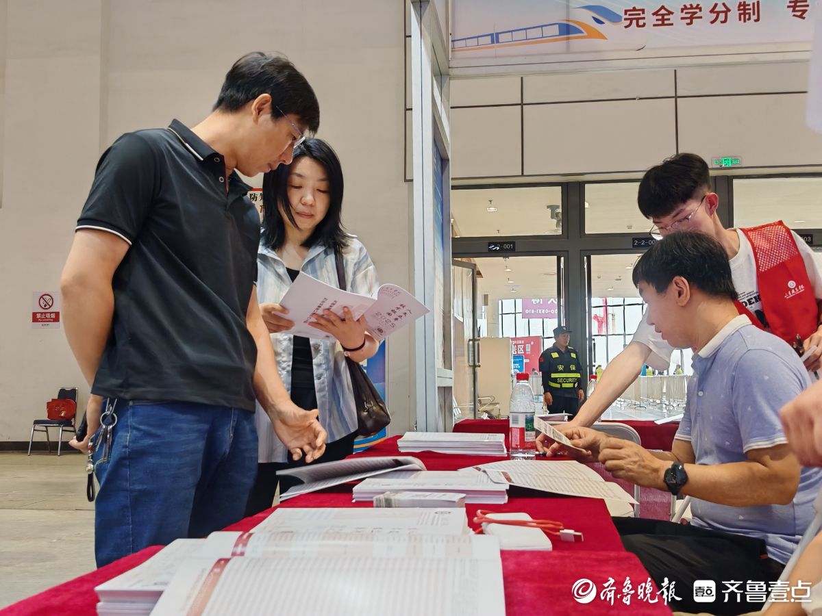 2025山东高招会火爆开场，招生老师刚就位就围满考生和家长