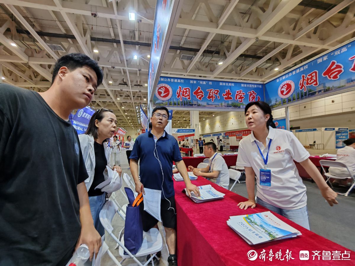 2025山东高招会火爆开场，招生老师刚就位就围满考生和家长