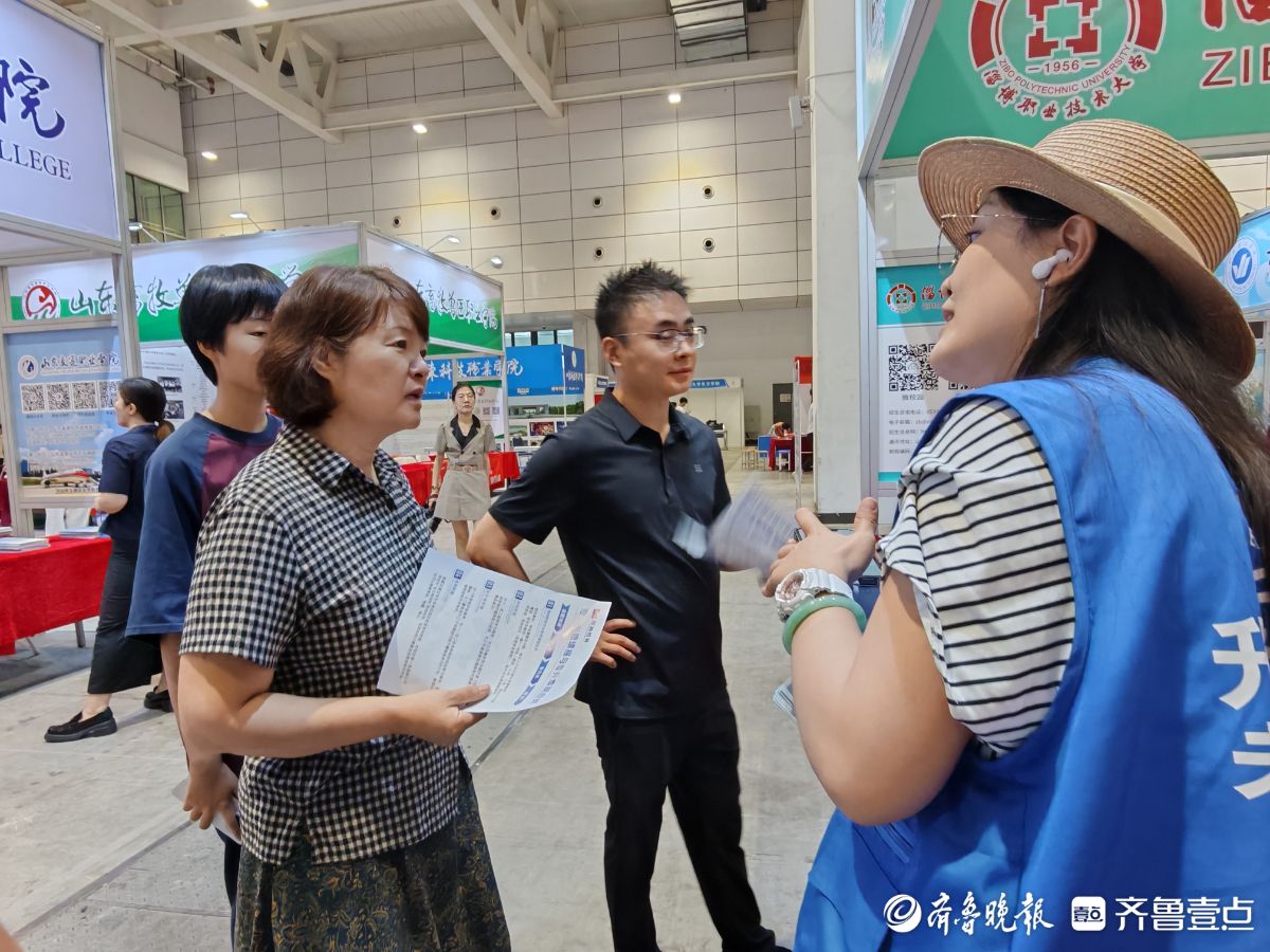 2025山东高招会火爆开场，招生老师刚就位就围满考生和家长