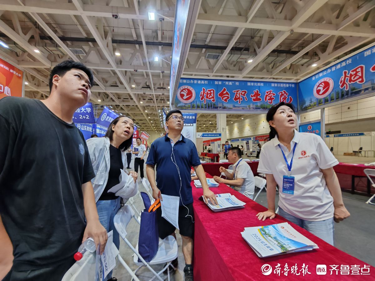 2025山东高招会火爆开场，招生老师刚就位就围满考生和家长
