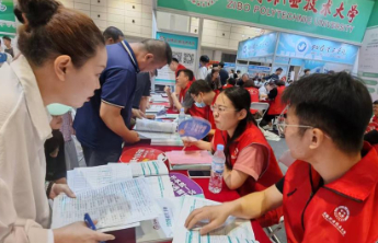 高招会现场考生和家长有备而来，按图索骥寻自己心仪的学校
