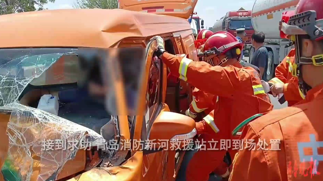 果然视频|面包车追尾货车致一人被困，消防员到场破拆施救