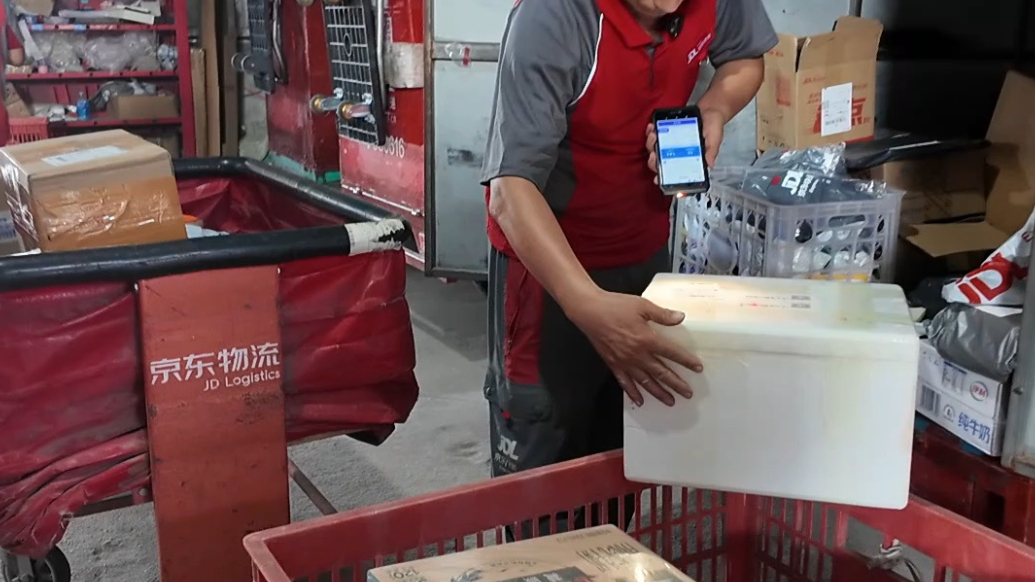 快递员父亲与骑手儿子跨越20多年的职业选择，同享五险一金保障
