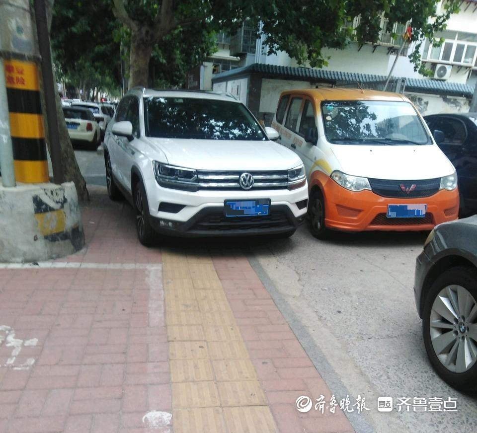 济南槐荫区建邦大厦门口车辆乱停占道，交警：已安装交通隔离设施