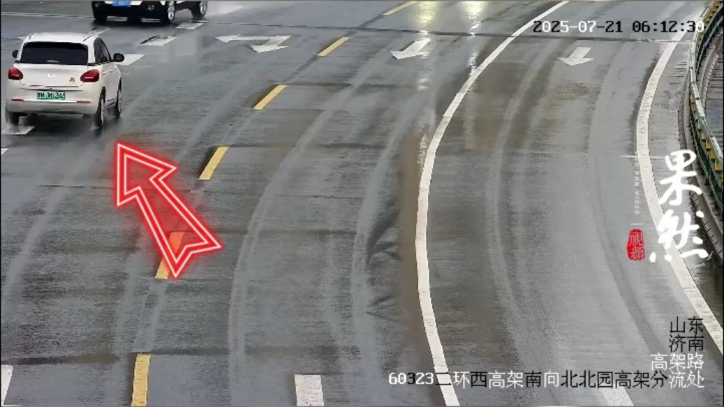 果然视频丨济南高架路现逆行汽车？交警：驾驶员心急之下拐错匝道