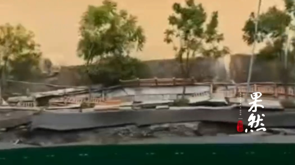 果然视频|四川宜宾一河堤整片坍塌，居民表示十天前就出现裂缝