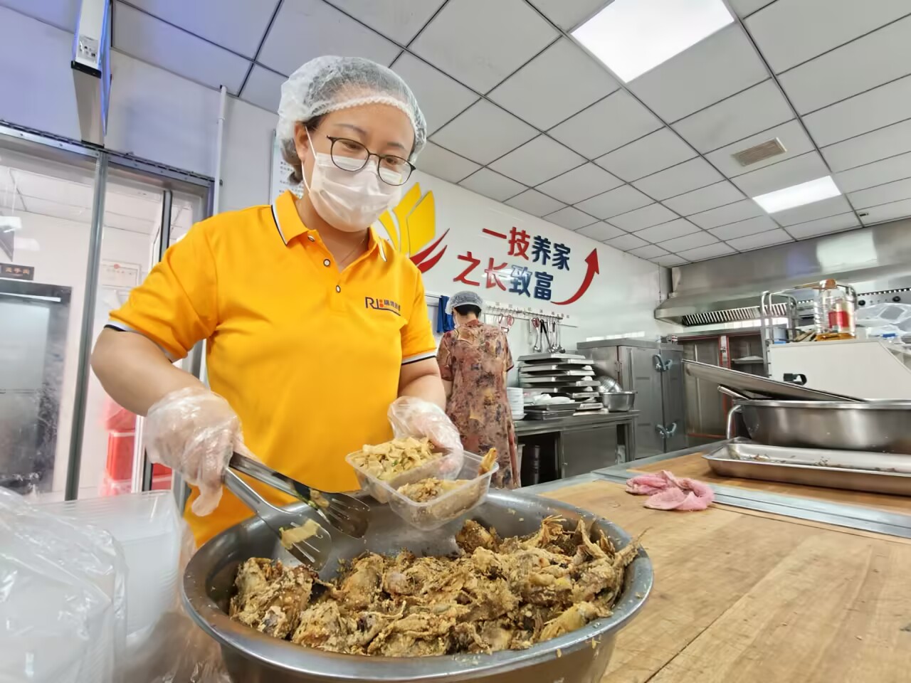 凡人歌·青岛故事丨为了员工饭碗，培训校长变身养老食堂主理人