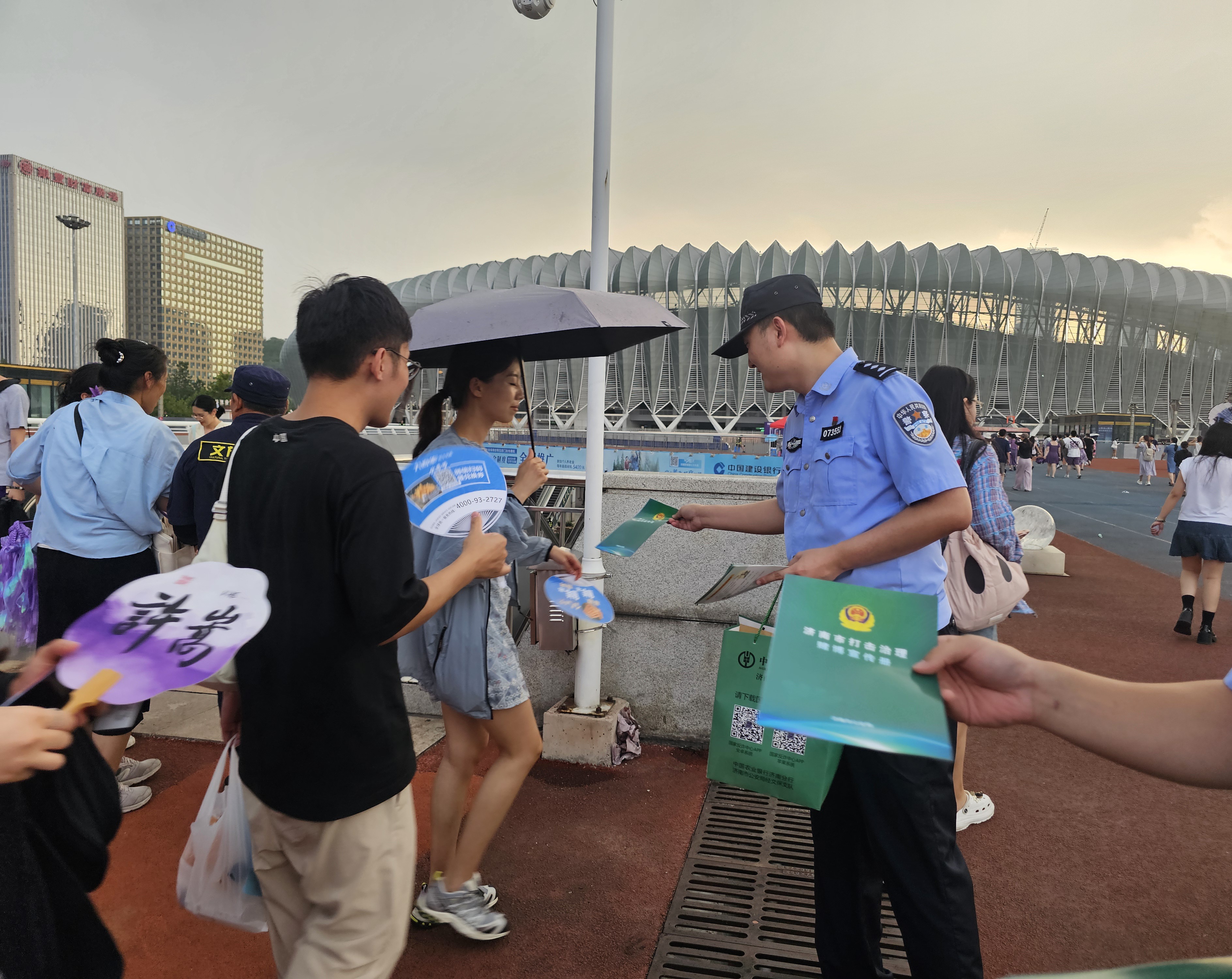 许嵩演唱会秒变“反赌安全课”！警彩联动在济南奥体中心现场普法