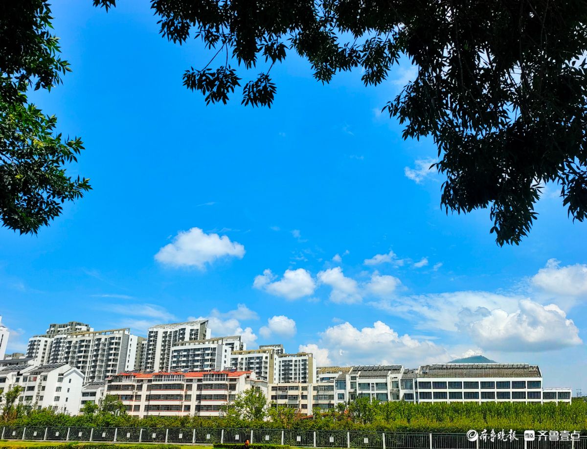 蓝天白云相映衬，魅力尽显赏美景