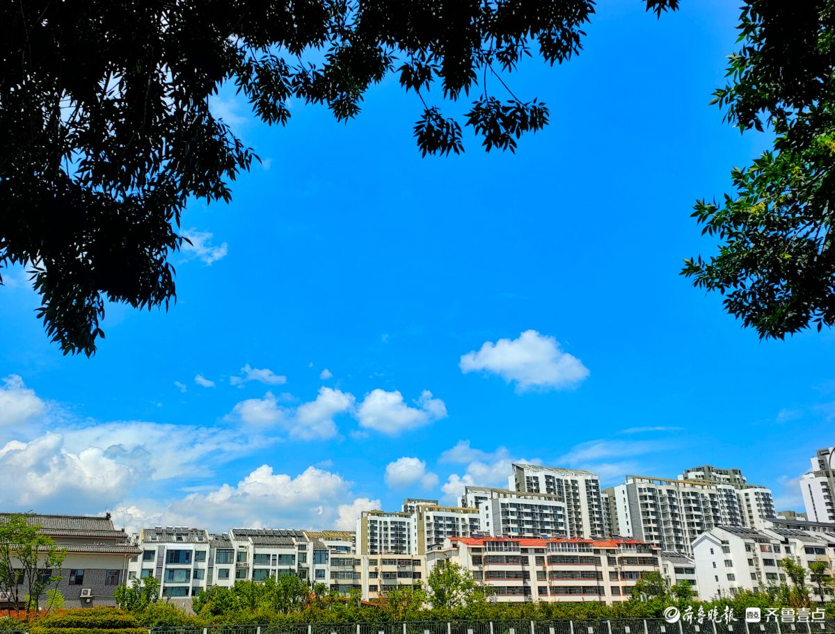 蓝天白云相映衬，魅力尽显赏美景