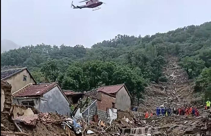 7月22日0时至5时,莱芜区遭遇强降雨天气过程,最大点降雨量达364毫米。受其影响,大王庄镇石屋子村、朱家峪村附近发生山洪灾害,冲毁及损坏房屋19套,造成2人死亡、10人失联。目前,正在全力搜救失联人员,有序开展灾后救援及善后工作。