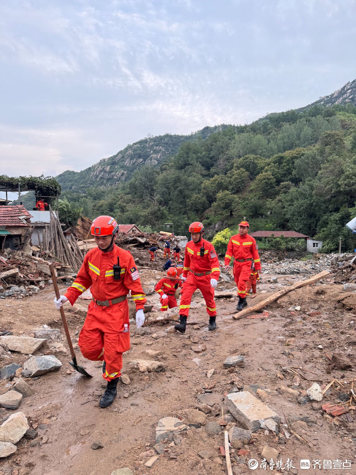直击济南市莱芜区山洪救援现场：上山道路中断，消防队员徒步10公里山路救援