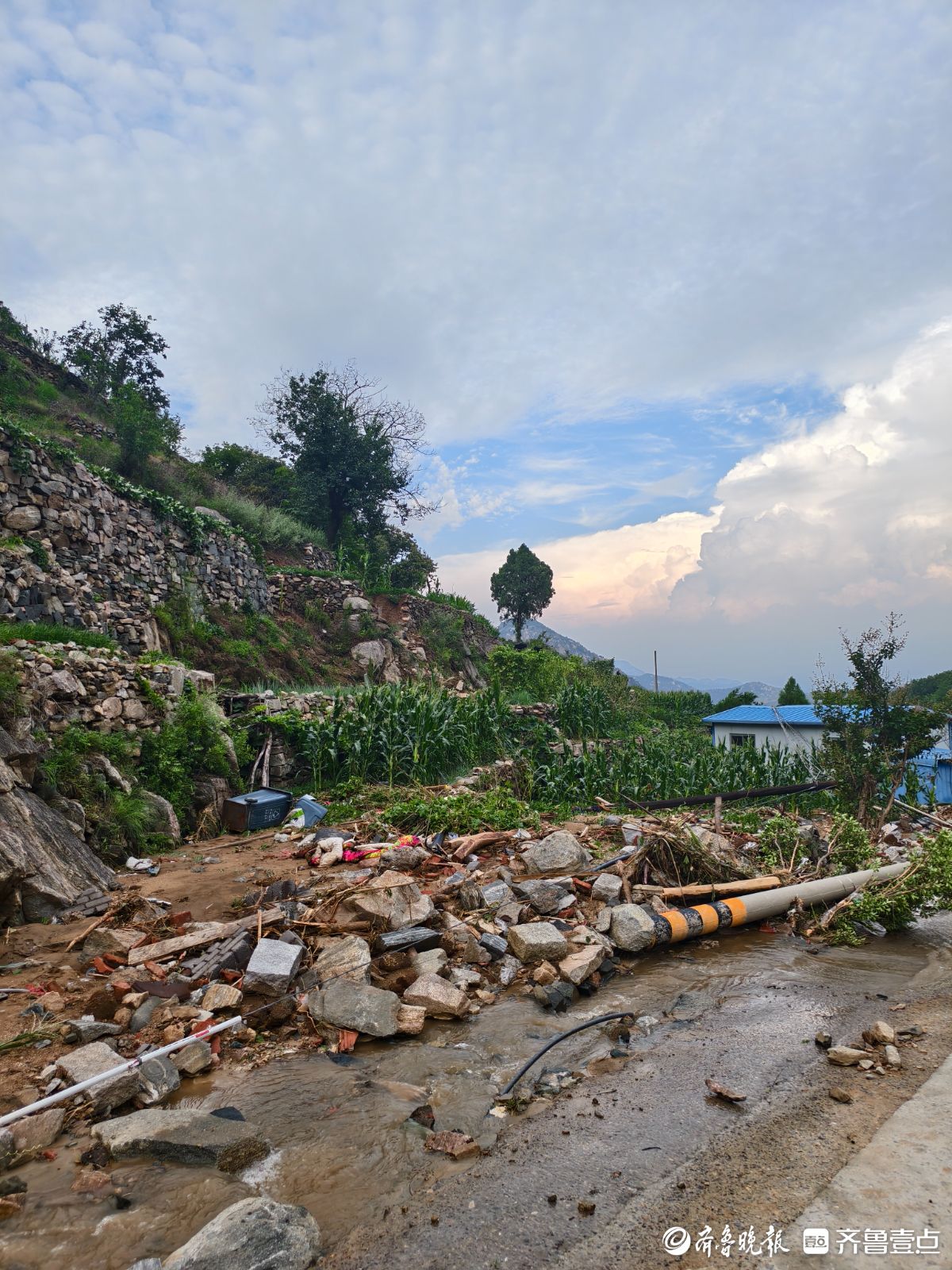 直击济南市莱芜区山洪救援现场：上山道路中断，消防队员徒步10公里山路救援