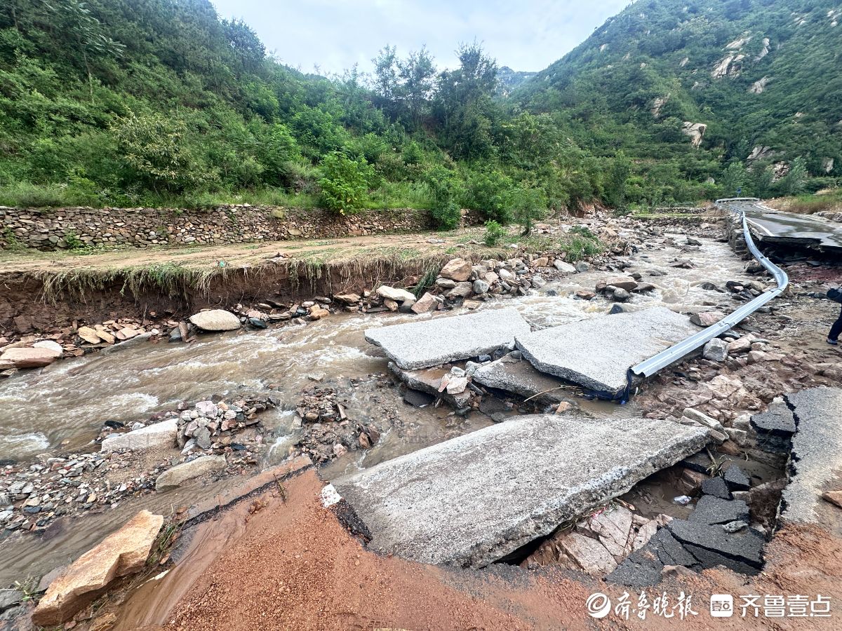 直击济南市莱芜区山洪救援现场：上山道路中断，消防队员徒步10公里山路救援