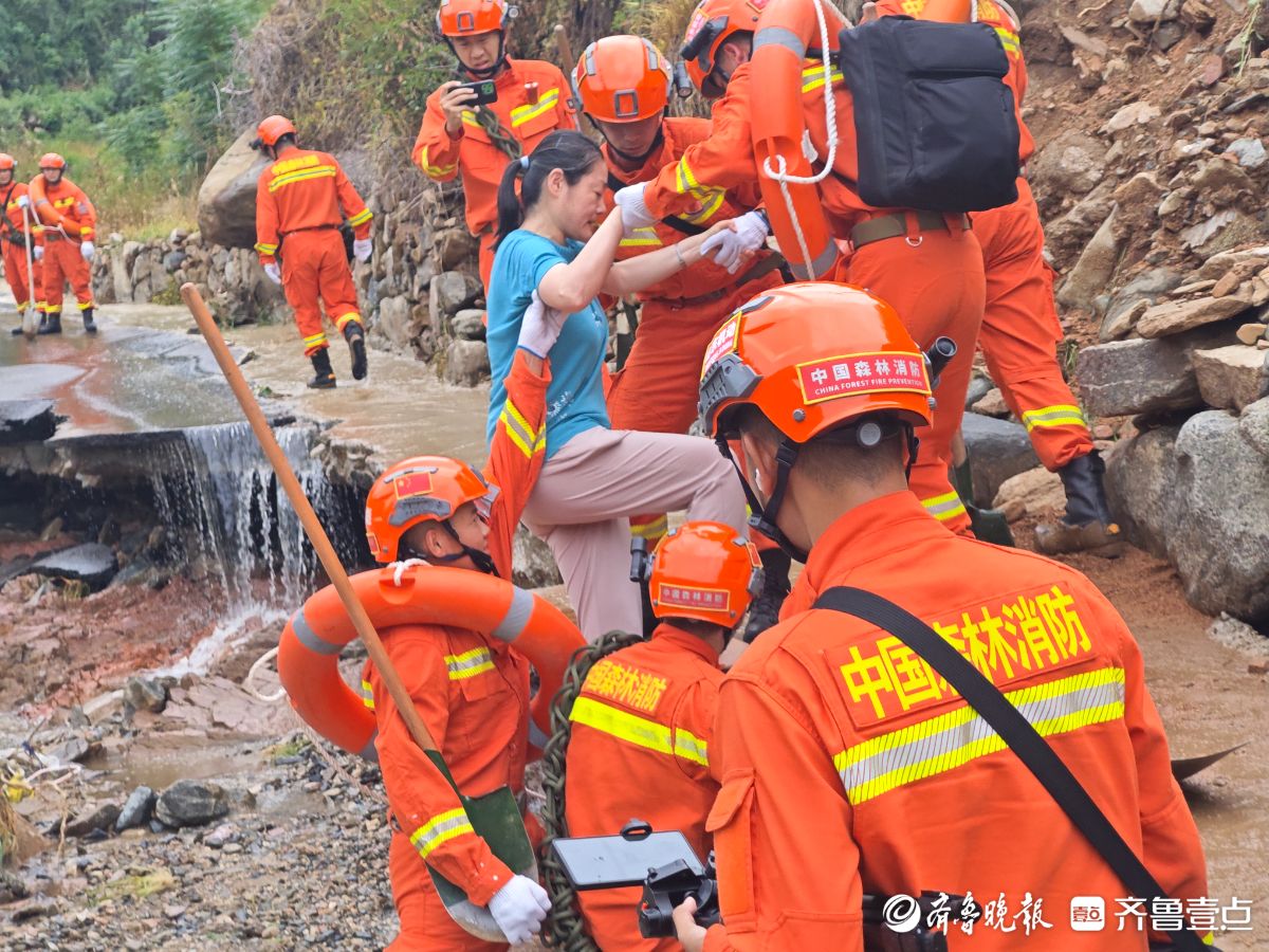 不放过任何希望！直击济南市莱芜区山洪救援现场