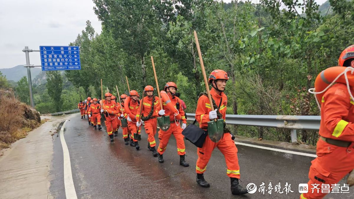 济南市莱芜区山洪救援一线：向前，为了希望！
