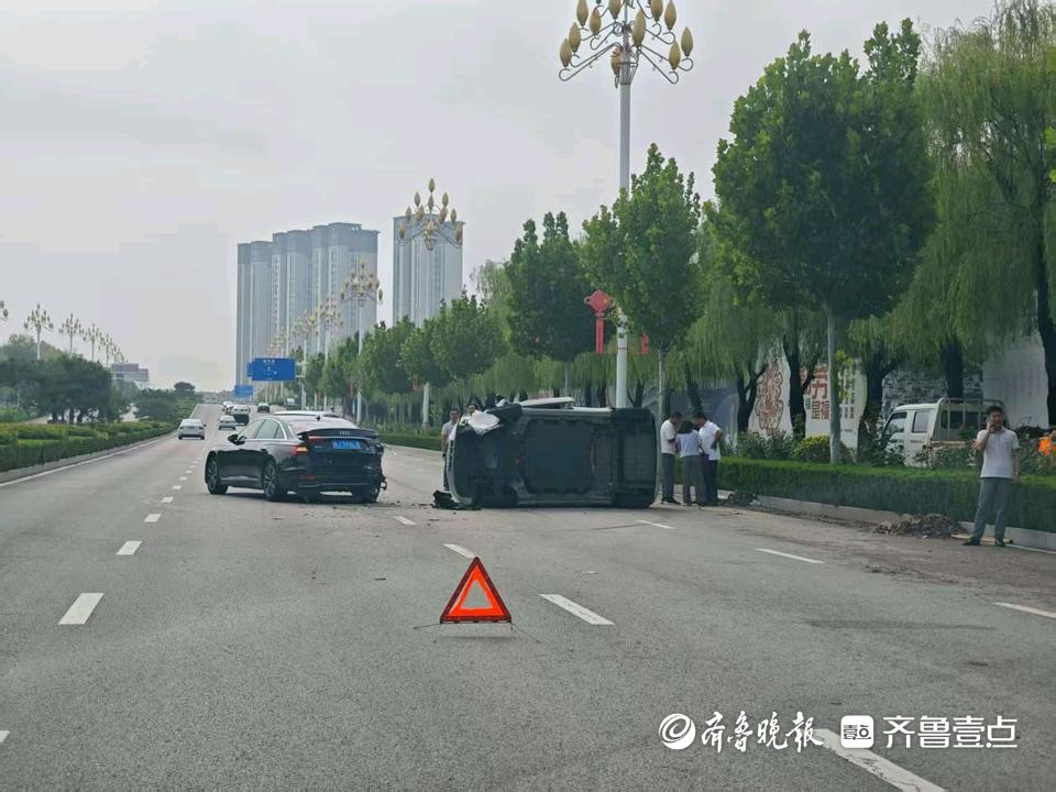 情报站|泰安天平湖路两辆轿车相撞，其中一车发生侧翻