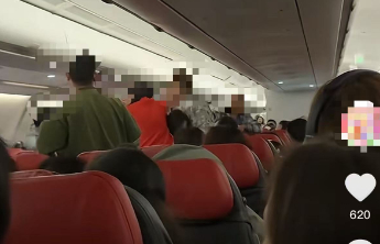 万米高空航班上“群殴”，处罚能否不“一碗水端平”