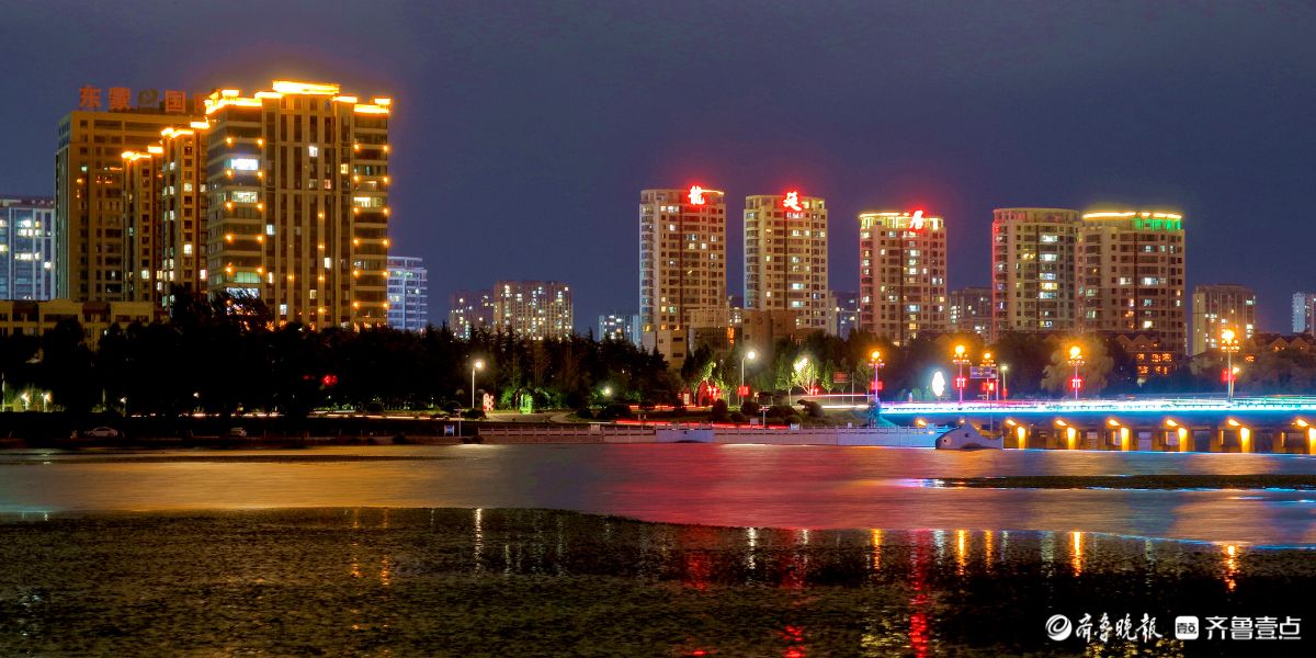 盛夏时节夜幕降临，蒙阴汶河桥宛如流光玉带
