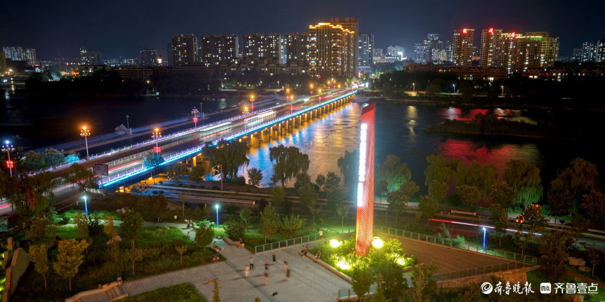 盛夏时节夜幕降临，蒙阴汶河桥宛如流光玉带