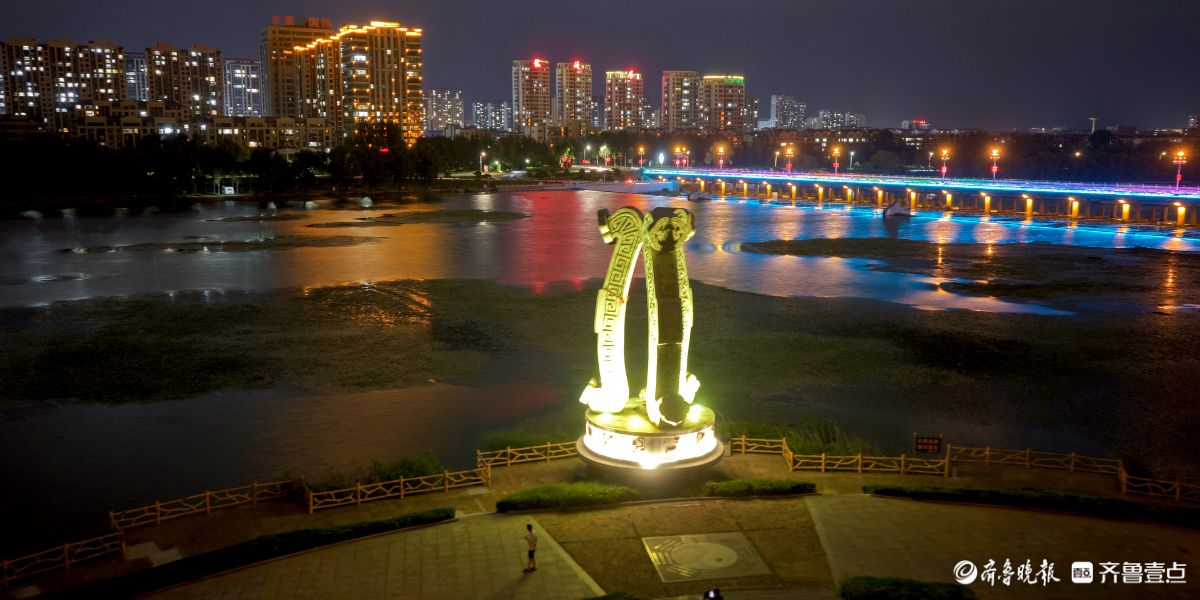 盛夏时节夜幕降临，蒙阴汶河桥宛如流光玉带
