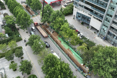  雾炮车+围挡喷淋+挖掘机自动喷淋，热力管道改造实现无尘作业