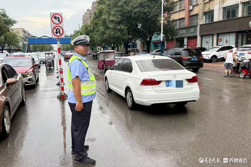 逆雨而行保畅安！莘县公安交警守护雨天出行路